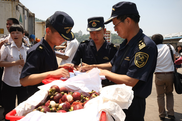 进口水果首抵温州口岸 海关绿色通道快速验放