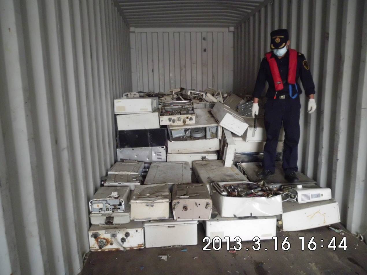 大铲海关查获进口废电池、线路板、废旧电脑硬