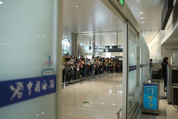 南京海关微笑迎新 服务跨年(图)