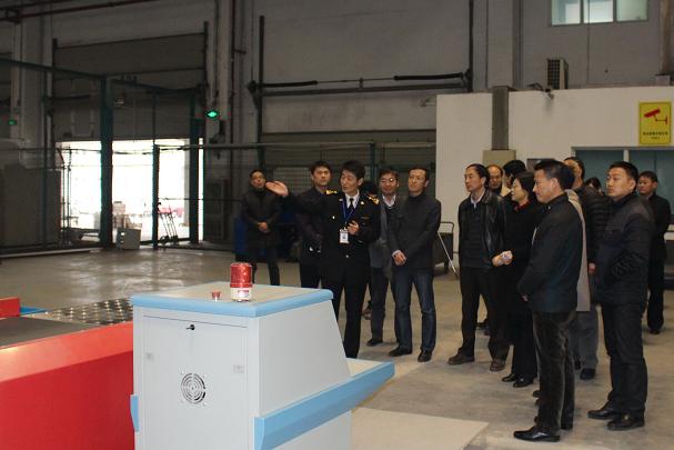 在无锡全国人大代表到无锡机场快件中心调研(