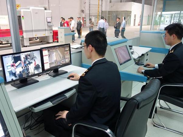 在无锡全国人大代表到无锡机场快件中心调研(