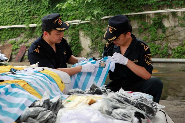 黄埔海关绿茵行动首战告捷 查获侵权足球服8