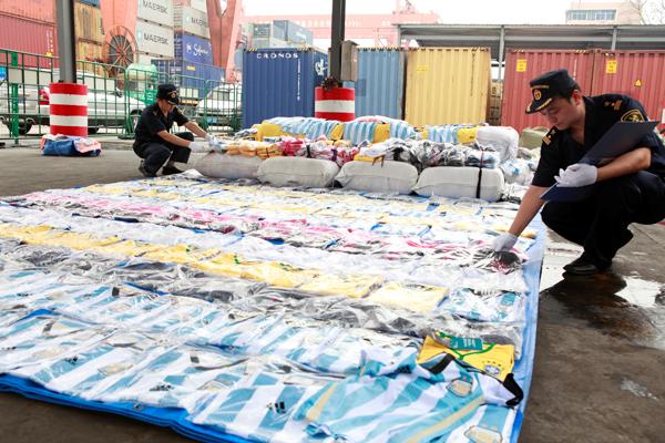 黄埔海关绿茵行动首战告捷 查获侵权足球服8