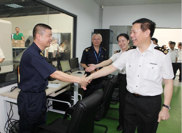 鲁培军赴广州海关驻邮局办事处调研(图)