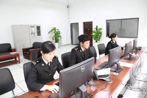 图为:宁波海关关员在监管双十一期间的跨境直购进口商品 王吉宁/摄 图为:宁波海关关员在验放双十一期间的跨境直购进口商品 王吉宁/摄 图为:宁波海关关员在察看跨境直购进口商品的过机图像 王吉宁/摄 图为:宁波海关关员在验放双十一期间的跨境直购进口商品 王吉宁/摄 图为:宁波海关关员在监管双十一期间的跨境直购进口商品 王吉宁/摄 图为:宁波海关关员在验放双十一期间的跨境直购进口商品 王吉宁/摄 11月11日,宁波空港新建的2000平米跨境电商专用仓库内一片繁忙景象,