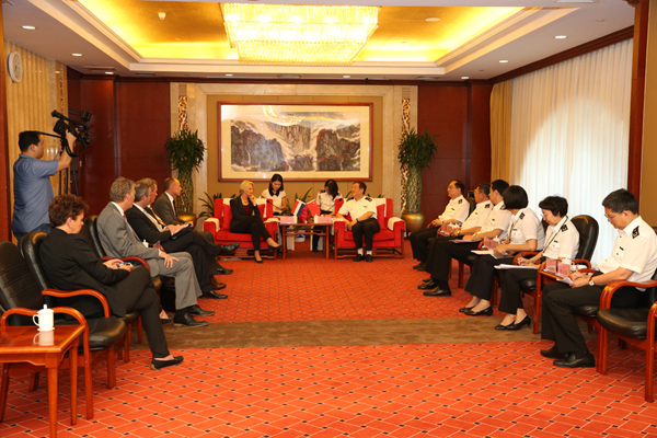 于广洲会见荷兰海关局局长阿莉·范·贝克尔(