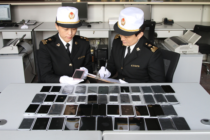 青岛海关驻邮局办事处查获违规入境二手手机