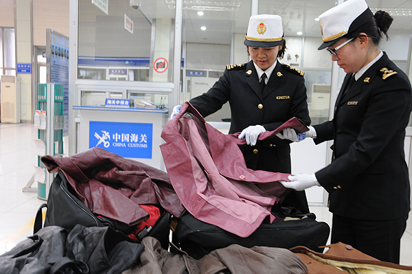 海关绿篱严防洋垃圾服装入境