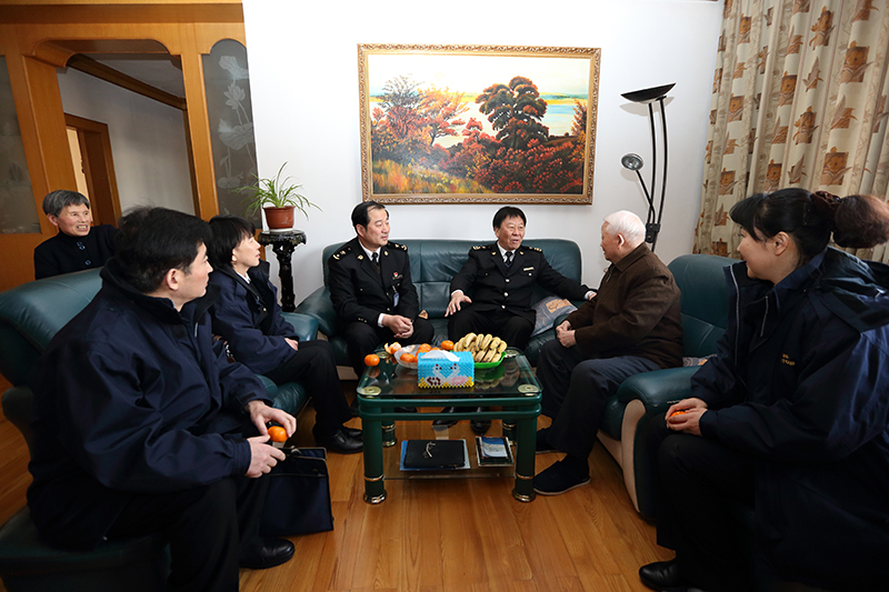 关长薛金楼到连云港、盐城海关走访慰问