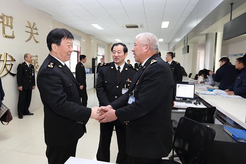 关长薛金楼到连云港、盐城海关走访慰问