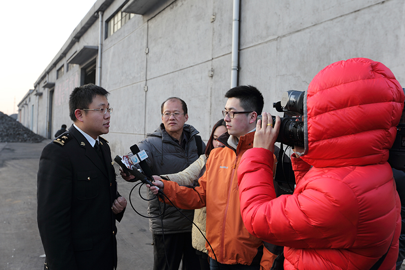 连云港电视台戴咏寒台长率队到连云港海关专题