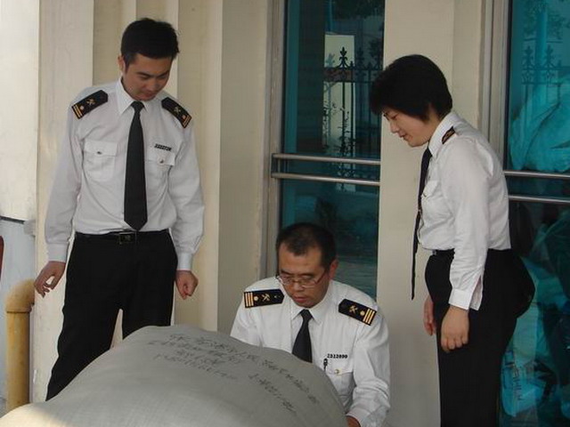 张家港海关向四川地震灾区捐赠价值15000余元