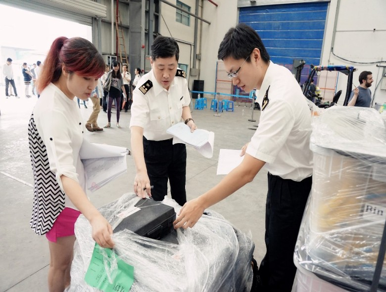 金陵海关冒雨加班紧急验放青奥会转播设备