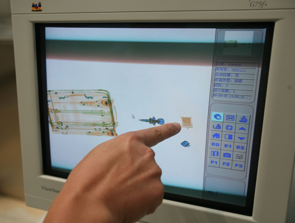 台湾旅客利用门锁、香水盒藏毒出境被拱北海关