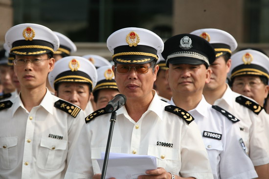 国庆60周年升国旗和颁发中国海关荣誉纪念章