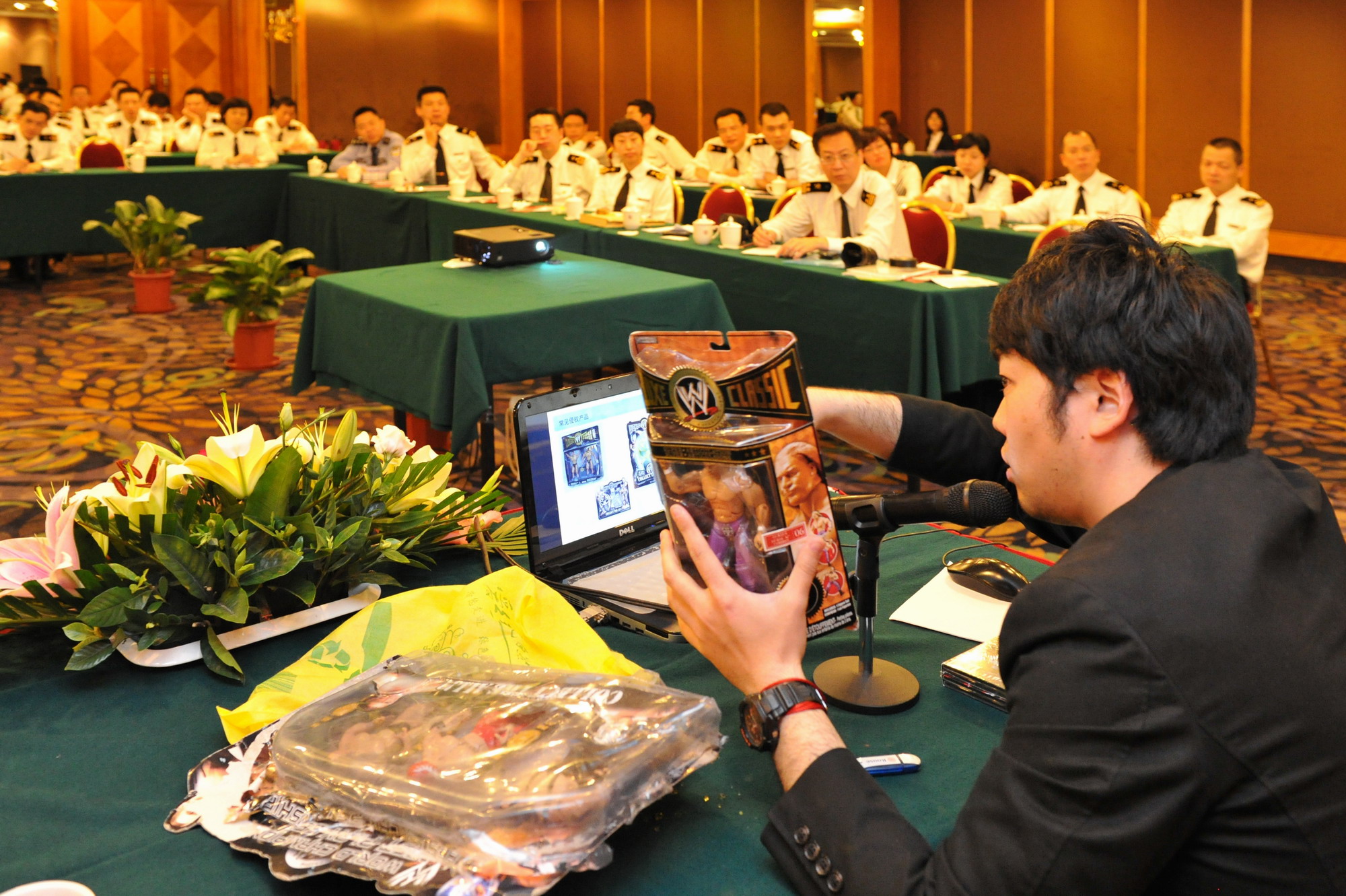 (《汕头特区晚报》)海关关员辨真假名牌(图)