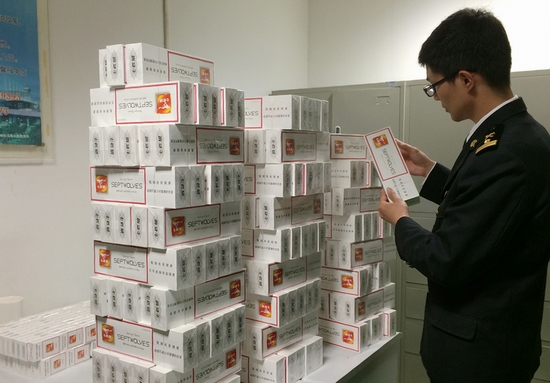 两任性女狂带368条烟出境 海关sayNO!