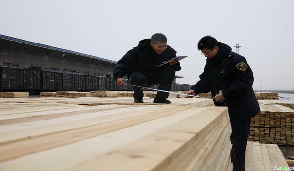 霍尔果斯海关、阿拉山口海关克服恶劣天气保障