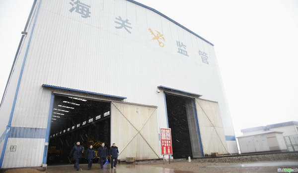 霍尔果斯海关、阿拉山口海关克服恶劣天气保障