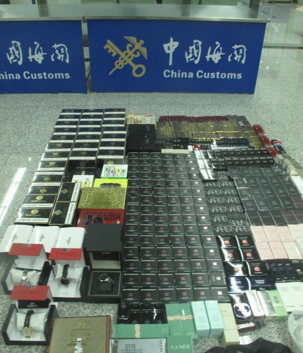 机场海关查获疑似蜜蜡及超量未申报高档化妆品