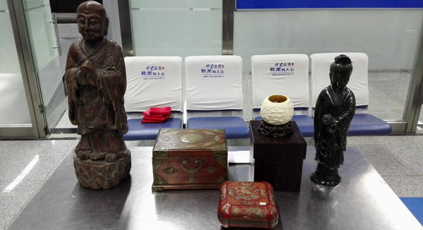 机场海关查获疑似文物制品