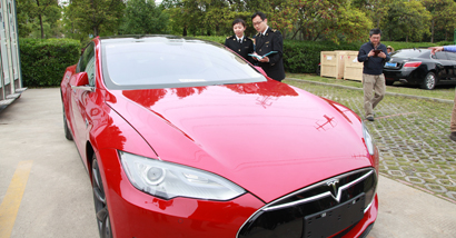 上海浦东海关为特斯拉入境展示保驾护航(图)