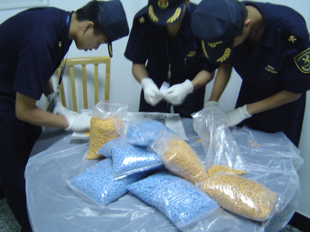 广州海关缴获假伟哥10万粒