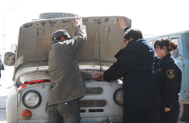 额济纳海关一线关员克服沙尘天气严密监管