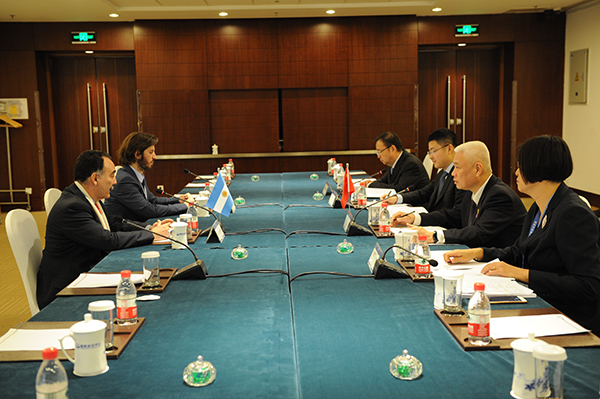 李国出席首届世界海关跨境电商大会主论坛并会