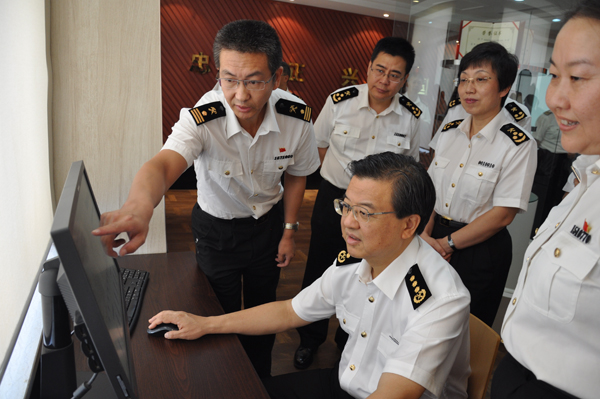 倪岳峰到长春、哈尔滨、满洲里海关调研(图)