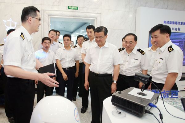 海关总署党组书记倪岳峰到宁波海关调研(图)