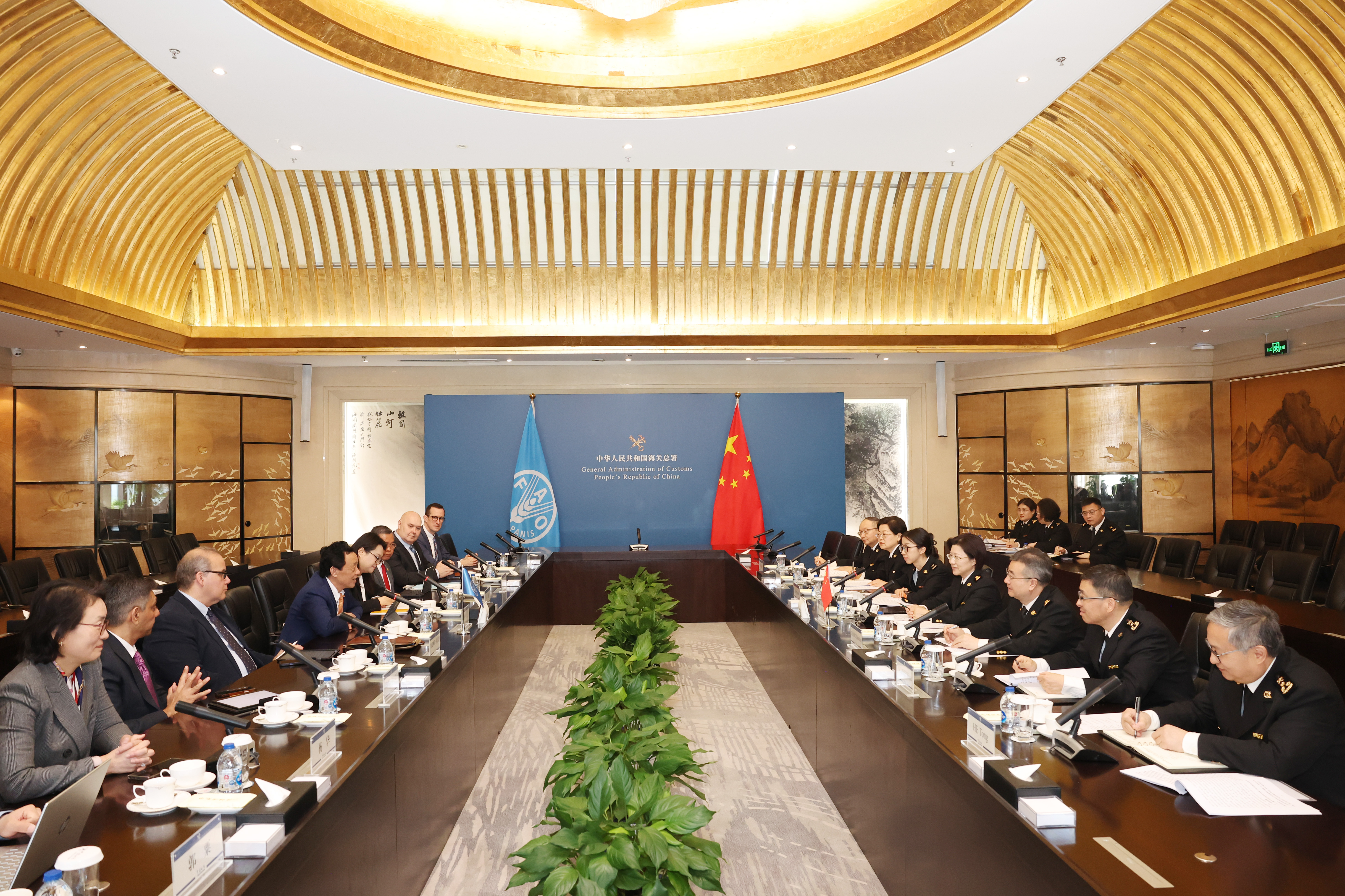 海关总署署长孙梅君会见联合国粮食及农业组织总干事屈冬玉