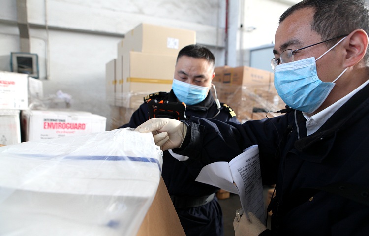 图为：2250件进口捐赠医用防护服在南京海关隶属禄口机场海关快速通关放行+刘洁+摄