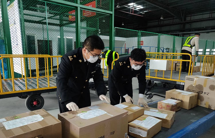 图为：海关关员正在对邮件进行查验+20200310++吴丹丹摄