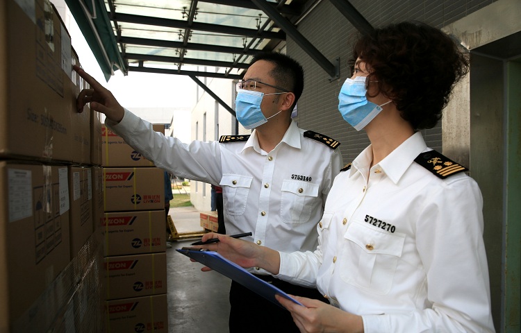 1.图为：香洲海关关员到珠海丽珠试剂有限公司了解生产情况++蔡雪莲摄