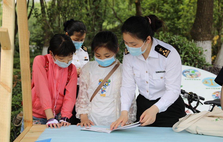 图为：海关关员为学生们讲解国门生物安全知识+++赵俊凌+摄
