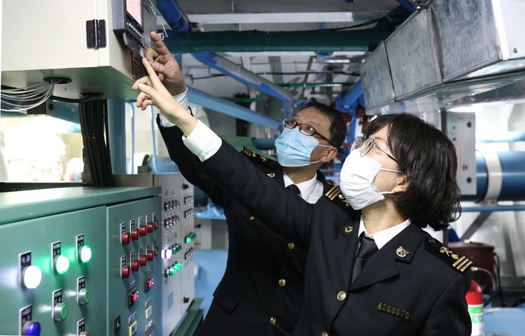 图为：海关关员在远洋渔船机舱现场监管++张斌摄