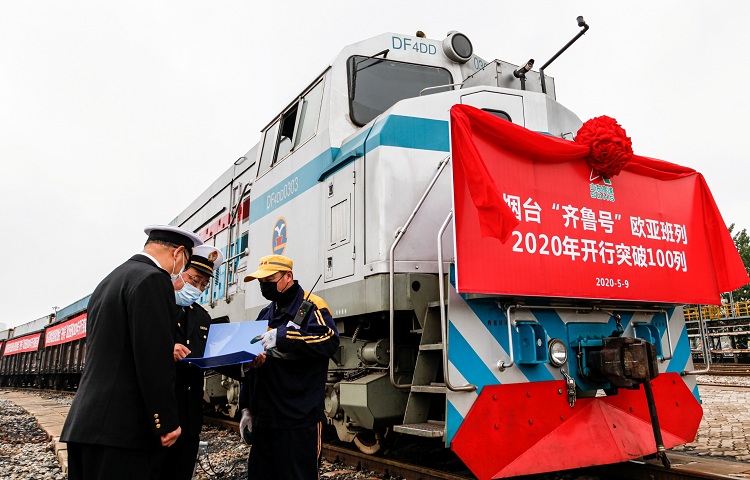 图为：海关关员现场监管验放出境欧亚班列+徐杰摄.JPG