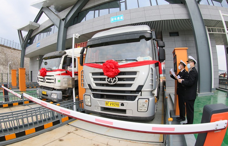 图为：集装箱卡车顺利通过卡口进入园区+唐克摄.JPG