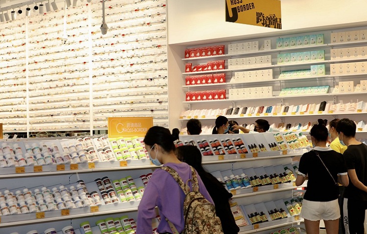 图为：顾客在“保税+新零售”新增试点商店选购跨境电商商品++郑玛莉+摄