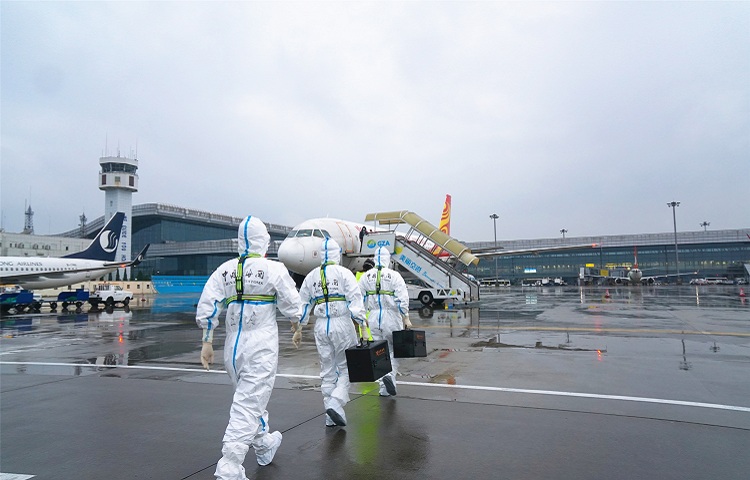 贵阳海关对“客改货”航班进行登临监管2020517（肖田野+摄）