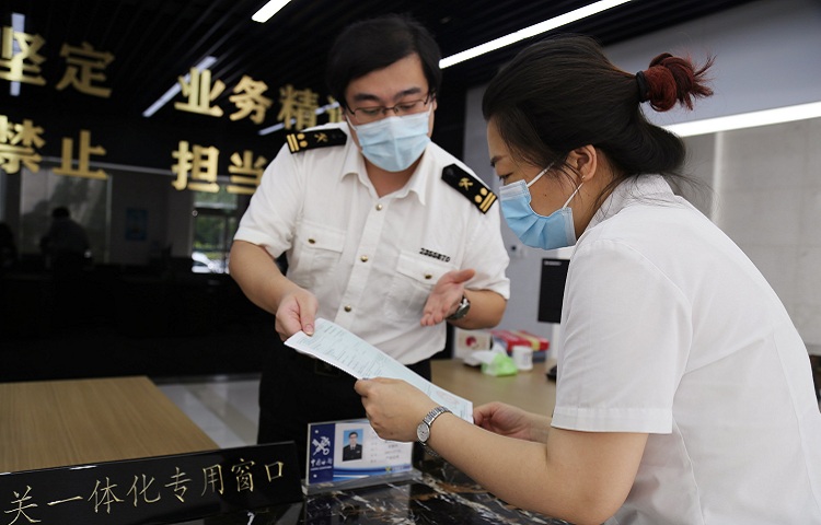 图为常州海关关员向企业讲解原产地证书智能审单相关+秦妍摄.JPG