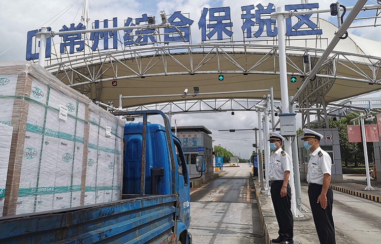 图为常州综合保税区内一辆货车经过卡口+华志虎摄