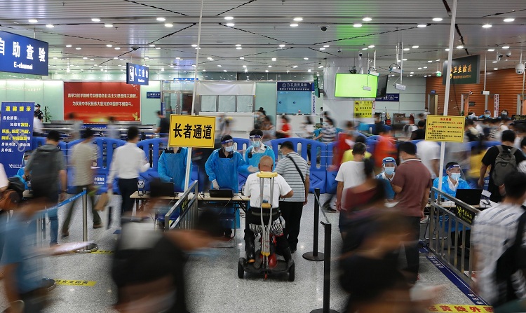 图为：拱北口岸通关顺畅+俞波摄