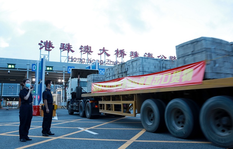 图为：首票货物经港珠澳大桥珠海公路口岸珠澳货运通道出口++俞波摄