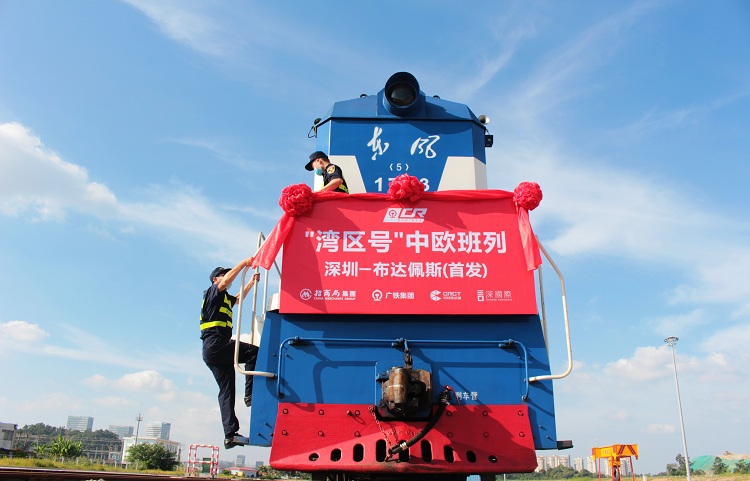 图为：“湾区号”中欧班列深圳-布达佩斯新线路首发，深圳海关所属笋岗海关查验关员登车检查++李安摄