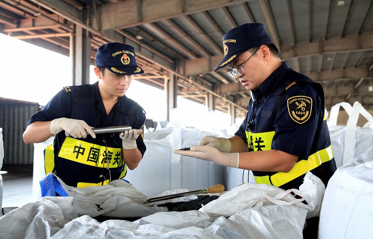 宁波海关所属大榭海关关员对进境固废进行查验2+向恋梅摄