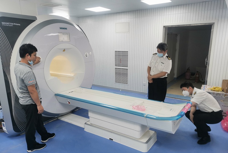 北京海关所属海淀海关关员在冬奥医疗保障中心对磁共振成像系统（MRI）进行检验监管-1。（李南+摄）