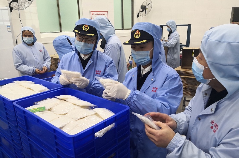 吉安海关关员对出口速食面开展定期监督+刘伟摄