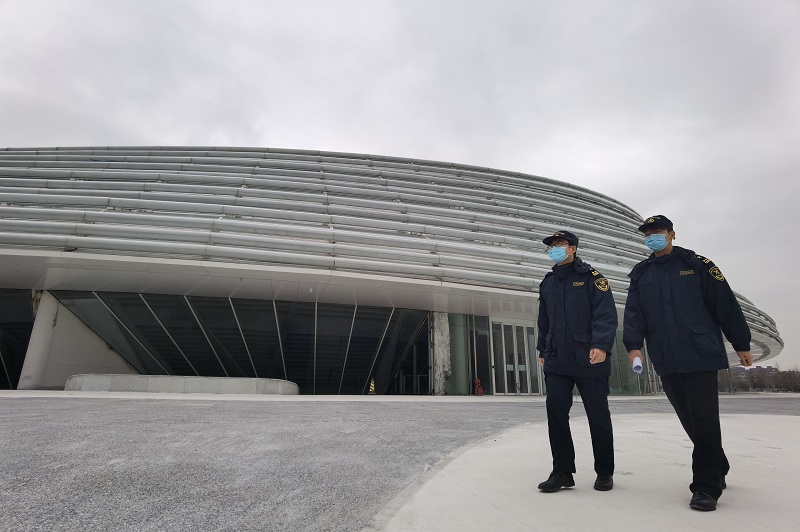 图为北京海关所属朝阳海关关员赴“冰立方”和国家速滑馆开展冬奥物资上门验放。+陈寅嵩摄